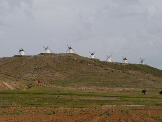 Bevor man auf Consuegra kommt, kann man die Windmühlen auf der erhöhten Krete von Weitem sehen.