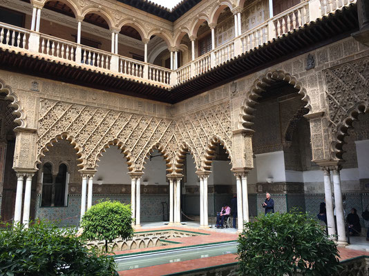 Ähnlich wie Alhambra, ist auch dieser Palast aussen einfach gebaut und entfaltet seine Schönheit im innern.