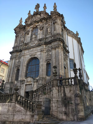 Der Turm ist angebaut an die Kirche "Igreja dos Clérigos".