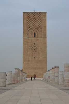 Der grosse Platz davor entspricht der Grundfläche der unvollendeten grossen Moschee von Rabat. Der Bau wurde im Jahr 1199 eingestellt, als Spanien die Almohaden auf der iberischen Halbinsel unter Druck setzten und das Reich langsam zusammenbrach. 