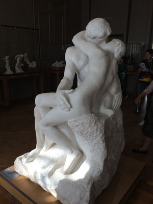...sowie die Skulptur"Der Kuss".