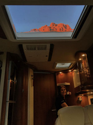 Ida ist am Kochen in unserer "Berghütte". Im Dachfenster ist der Gipfel der 3000 hohen "grossen Zinne" zu erkennen ...