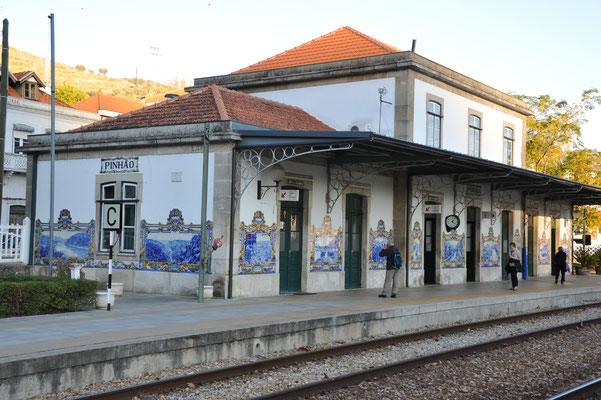Die Bahnstation von Pinhão ist bekannt für die schönen Azulejos (Keramikplatten-Bilder)