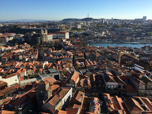 Von der Turmspitze aus hat man einen traumhaften Panoramablick über die ganze Stadt vom Douro-Tal bis zum Atlantik.