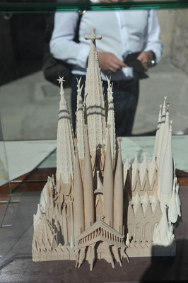 So soll die Kathedrale in neun Jahren aussehen, wenn sie zum 100. Todestag des Antoni Gaudi fertiggestellt sein wird. Man sieht hier wie hoch der Mittelturm die heute bestehenden Aussentürme überragen wird.