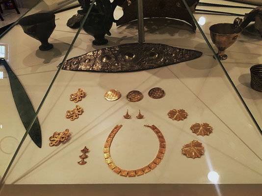 Leider ist der ausgestellte Goldschatz, resp. sind die einzelnen goldenen Fundstücke aus den Gräbern nur Kopien der Originale, welcher im nationalen archäologischen Museum in Athen zu sehen sind.