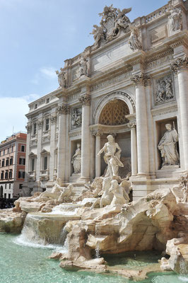 Nun erstrahlt das Kunstwerk wieder im blendenden Weiss des Carrara-Marmors, aus welchem er von Bildhauern unter Leitung von Nicola Salvi, während drei Jahrzehnten erschaffen und 1762 eingeweiht wurde.