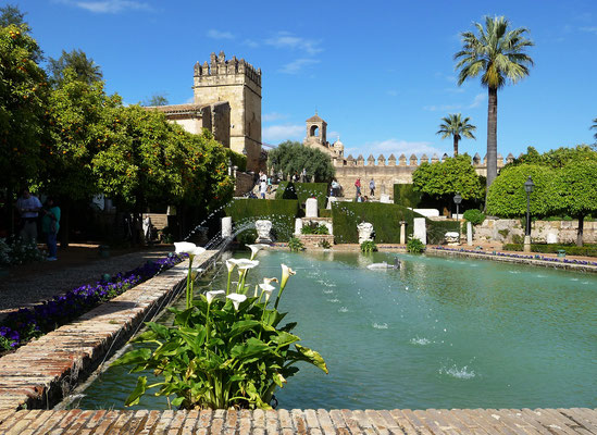 Die imposanten Alcazar-Gärten präsentieren heute noch die maurische Gartenbaukunst, welche auch in christlicher Zeit von den Spaniern übernommen wurde. Die schönen Wasserspiele,...