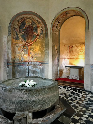 ....in "Riva San Vitale", welches aus dem 5. Jh. stammt, mit dem grossen Taufbecken aus dem 11 Jh., in welchem die Taufe an Erwachsenen durch Eintauchen vollzogen wurde. Das Originaltaufbecken aus dem 5. Jh. liegt darunter.