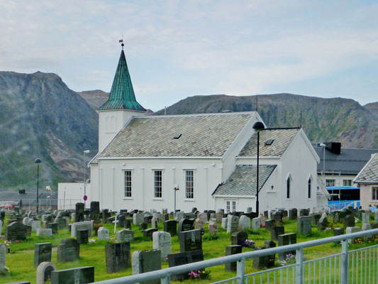 Die Kirche von Honningsvåg ist das älteste Gebäude der Kleinstadt und das Einzige, welches vom brutalen Schicksalsschlag verschont wurde.