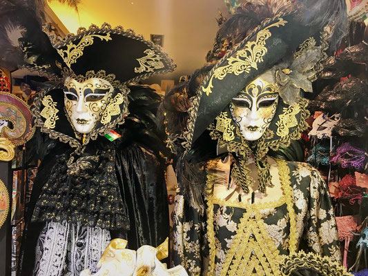 In den Schaufenstern sind die berühmten Masken des Karnevals von Venedig ausgestellt. Diese sehr typischen Kunstwerke... 
