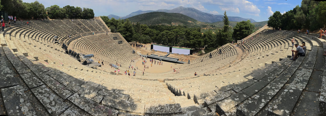 Diese perfekt erhaltene altgriechische Theater von Epidaurus ist 2300 Jahre alt und bietet 12'000 Zuschauern Platz... 