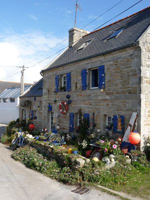 Die Bretonen lieben ihre Häuser und pflegen diese mit Hingabe. Ob hier wohl ein Seefahrer wohnt?