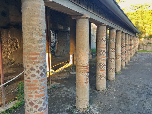 Der Eingangsbereich zur Villa dei Misteri ist im Gegensatz zu den Eingängen der städtischen Villen mit einem grossen säulengestützten Vordach ausgestattet. 