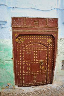 Die typischen Eingangstüren der Berberhäuser mit dem speziellen metallenen Zeichen links oben in der Ecke (die schützende Hand der Fatima).