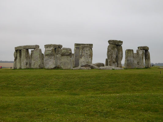 Stonehenge, 13 km nördlich von Salisbury, präsentiert sich sich uns leider bei bedecktem Himmel aber zum Glück regnet es nicht.