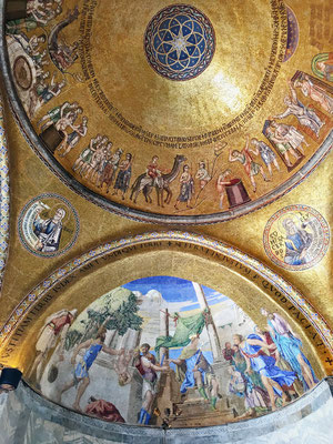 Die nach einem Brand wieder aufgebaute Kirche wurde 1094 fertiggestellt. So wie sie sich heute präsentiert, ist der Bau 1617 beendet worden. Aufgrund der prachtvollen, goldenen Mosaiken bekam der Dom den Namen, die "goldene Basilika".  