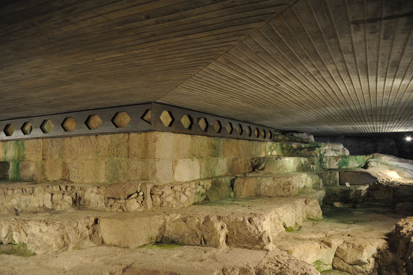 Heute kann nach dem Zugang zum römischen Leuchtturm das historische Fundament besichtigt werden, da sind auch diverse Ausgrabungen aus der Römerzeit zu sehen.
