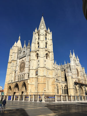 Die Kathedrale von Leon wirkt auf dem grossen und unverstellten Vorplatz wuchtig und imposant.