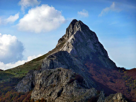 Dieser Berg erinnert uns irgendwie an ein schweizer Symbol (aus dem Wallis).