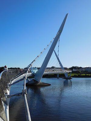  "The Peace Bridge" (eröffnet im 2011), die Fussgänger-Brücke in Derry über den River Foyle ist eine kühne Konstruktion... 