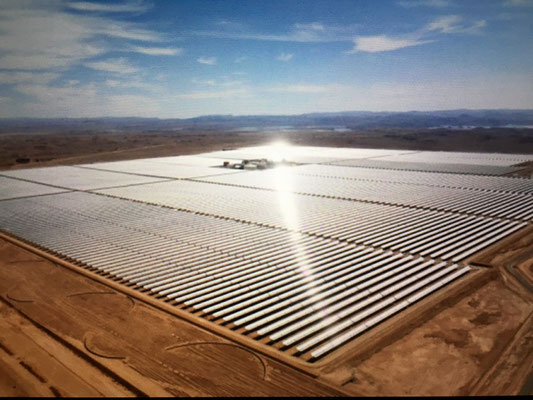 Die folgenden drei Fotos des weltgrössten Solarkraftwerkes nördlich von Ouarzazade, musste ich leider in schlechter Qualität aus der Webpage des Kraftwerkes "chlauen".  Hier ist der bereits realisierte Teil "Noor 1" mit ca. 550 Megawatt zu erkennen. 