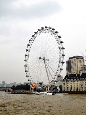Das "London-Eye" wurde 1999, auf den Jahrtausendwechsel hin erbaut. Es gab jedoch Probleme, so dass sich die Eröffnung bis in den März 2000 hinauszog.