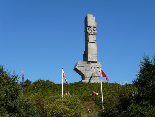 Vorbei geht es an der berühmten Westerplatte. Das Mahnmal erinnert an die 250 polnischen Soldaten, die einem deutschen Regiment, mit 3500 Soldaten gegenüberstand und und die Stellungen 7 Tage halten konnten.