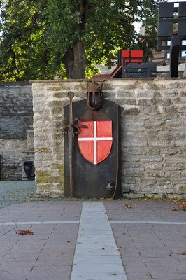 Im dänischen Garten entstammt eine andere Flagge, nämlich die rote mit einem weissen Kreuz, nicht die der Schweiz. Nein, logischerweise ist es diejenige Dänemarks. 