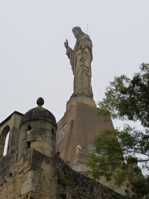 Die 12 Meter hohe Christusfigur auf dem Monte Urgull.