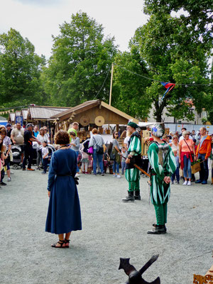 Dort findet an diesem Wochenende ein mittelalterlicher Markt statt,  mit Schaustellern, ursprünglichem Handwerk, Marktständen mit Kunstgegenständen und vielen Personen in mittelalterlichen Kostümen. 