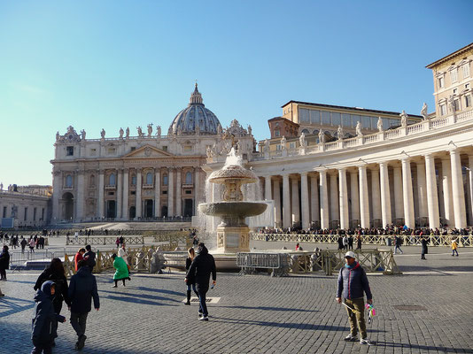 Unser erste Anlauf den Petersdom im Vatikan zu besuchen, scheiterte im letzten Mai kläglich, da uns die Kolonne mit wartenden Touristen einfach zu lang war und die Sonne heiss herniederbrannte.