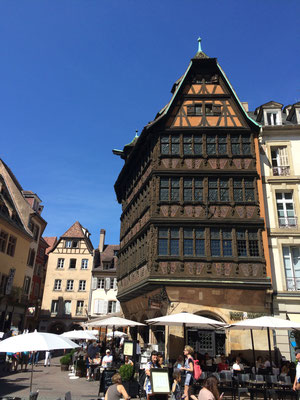 Das berühmte "Maison Kammerzell" etwas jünger als das Münster aus dem Jahr 1427