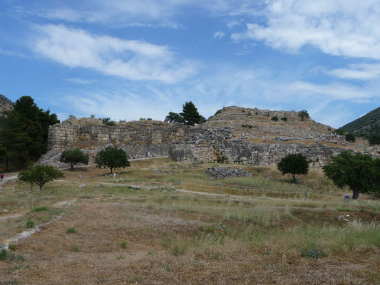 Bei schwüler Hitze kämpfen wir uns hoch zum 278 m.ü.M. gelegene Stadt Mykene, welche durch eine zkylopische Stadtmauer geschützt war. 