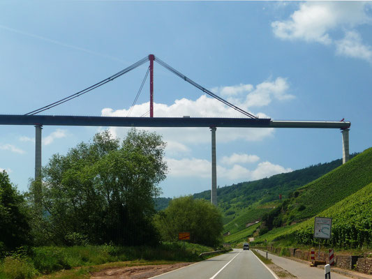 Ein umstrittenes aber eindrückliches Bauwerk ist die schon bald fertiggestellte Autobahnbrücke, welche das Moseltal auf beinahe 200 Meter Höhe überspannt.