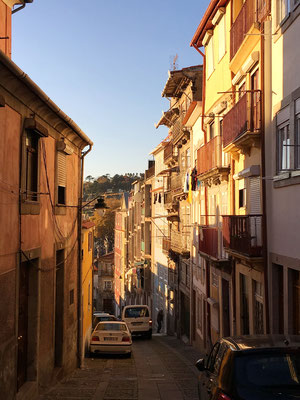 Nun geht es steil hinunter zum Douro durch die engen Gassen der Altstadt, gerade rechtzeitig...