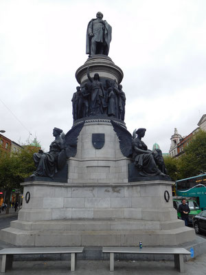 Am südende der O'Connell Street, steht das gleichnamige und imposante Denkmal für den Befreier von Irland, mit vier geflügelten Frauenfiguren, welche die Provinzen Irlands repräsentieren.