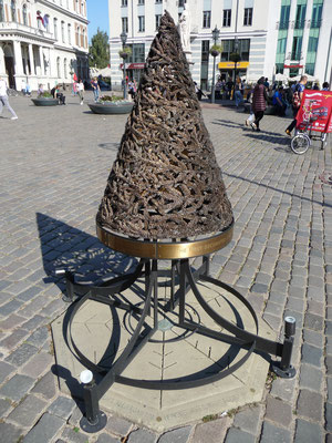 Mitten drinn steht ein bescheidenes Denkmal für die ersten geschmückten Weihnachtsbäume, welche Mitte des 16. Jh. in Riga schriftlich erwähnt wurden.