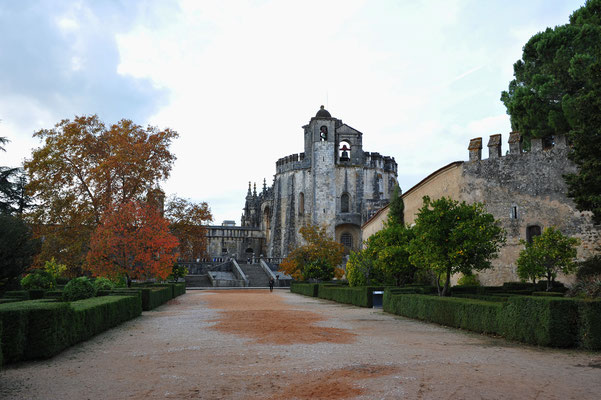 Der Klosterkomplex "Convento de Cristo" liegt etwas erhöht in der Stadt Tomar und ist von weitem sichtbar.