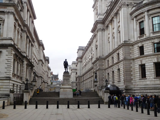 Wir beschliessen zum Buckingham Palace zu marschieren. Vorbei geht es an den "Cabinet War Rooms", die geheime Kommandozentrale der britischen Regierung während dem 2. Weltkrieges, welche seit 1998 zu besichtigen ist und wo man immer anstehen muss.   