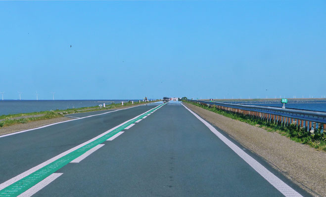 Der 16 km lange Damm "Markerwaarddijk", trennt das Ijsselmeer vom Merkermeer.