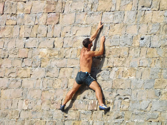 An der hohen Aussenmauer versuchen sich "Freeclimber". Sieht gut aus, auch wenn dieser kaum mehr als einen Meter über Boden klettert.