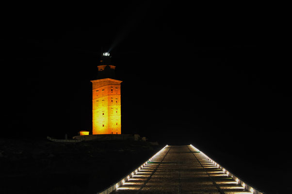 Der Herkulesturm ist in der Nacht traumhaft beleuchtet.