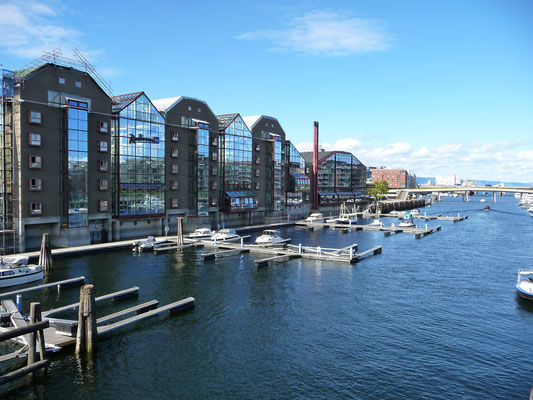 ...Bauten an der Flussmündung und zeugen vom Wohlstand dieser Stadt, welche notabene auch technische Universitätsstadt ist. Mit über 30'000 Studenten ist Trondheim der wichtigste technische Forschungs- und Studienstandort Skandinaviens. 