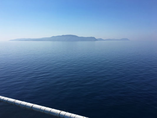 Bei strahlendem Sonnenschein und Windstille nähern wir uns Sardinien, die Meeresoberfläche ist beinahe spiegelglatt.