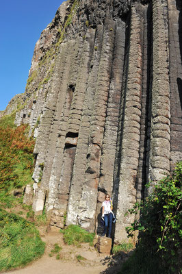 ...darunter führt der Besucherweg durch und die mit 12 Metern, höchsten Basaltsäulen... 