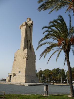 Die Kolumbusstatue südlich von Huelva (35 Meter hoch / ein Geschenk der USA an Spanien 1992 zu 500 Jahre Entdeckung Amerikas)