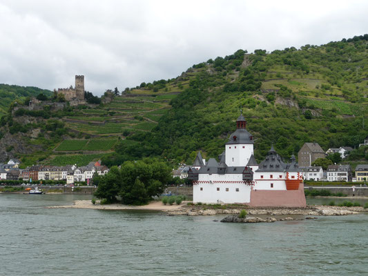 Ein Blickfang, mitten im Rhein steht die Burg "Pfalzgrafenstein", welche 1326 -27 als Zollburg errichtet wurde und später als Signalstation diente.