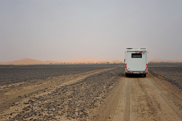 Den letzten Teil der Anfahrt zu den Sanddünen von Erg Chebbi und den davor gebauten Wüstenhotels, führt über Naturpisten . 