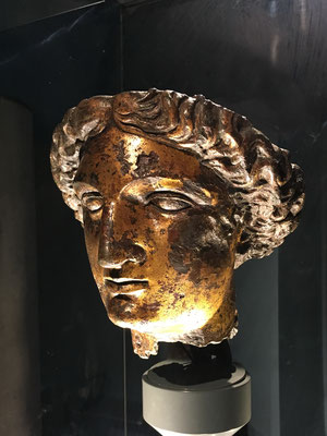 Der ausgegrabene vergoldete römische Bronzekopf stellt vermutlicherweise die römische Göttin Sulis-Minerva dar, nach der das Thermalbad benannt war, wobei Sulis die keltische Sonnengöttin war